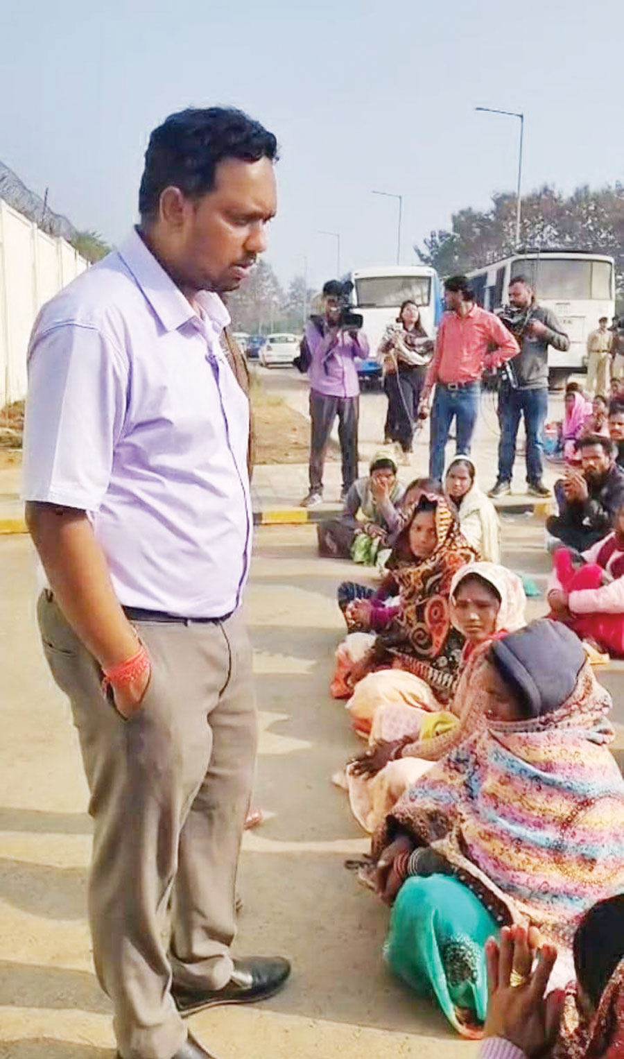 डीएड अभ्यर्थियों ने सपरिवार मंत्री निवास को घेरा, मंत्री ने चर्चा के लिए बुलाया 