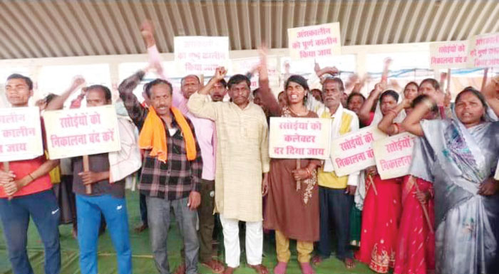 तूता में हड़ताल,दो महिला रसोइयों की दो दिन में मौत