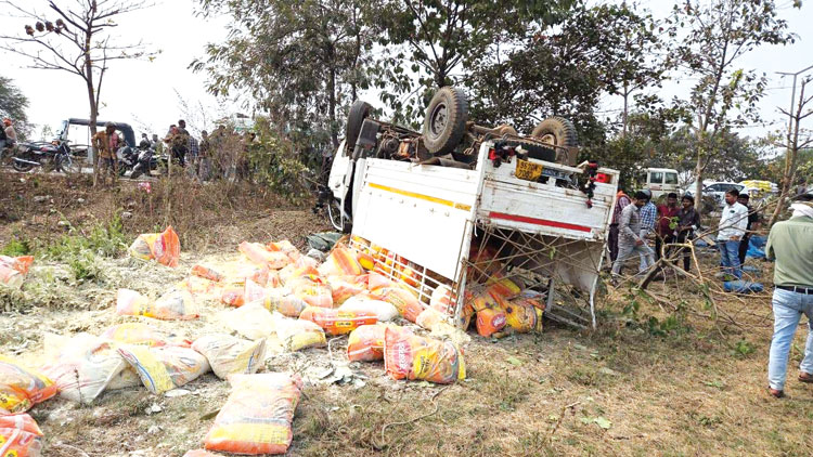 एक्सप्रेस-वे पर माल वाहक पलटा ड्राइवर कंडक्टर घायल