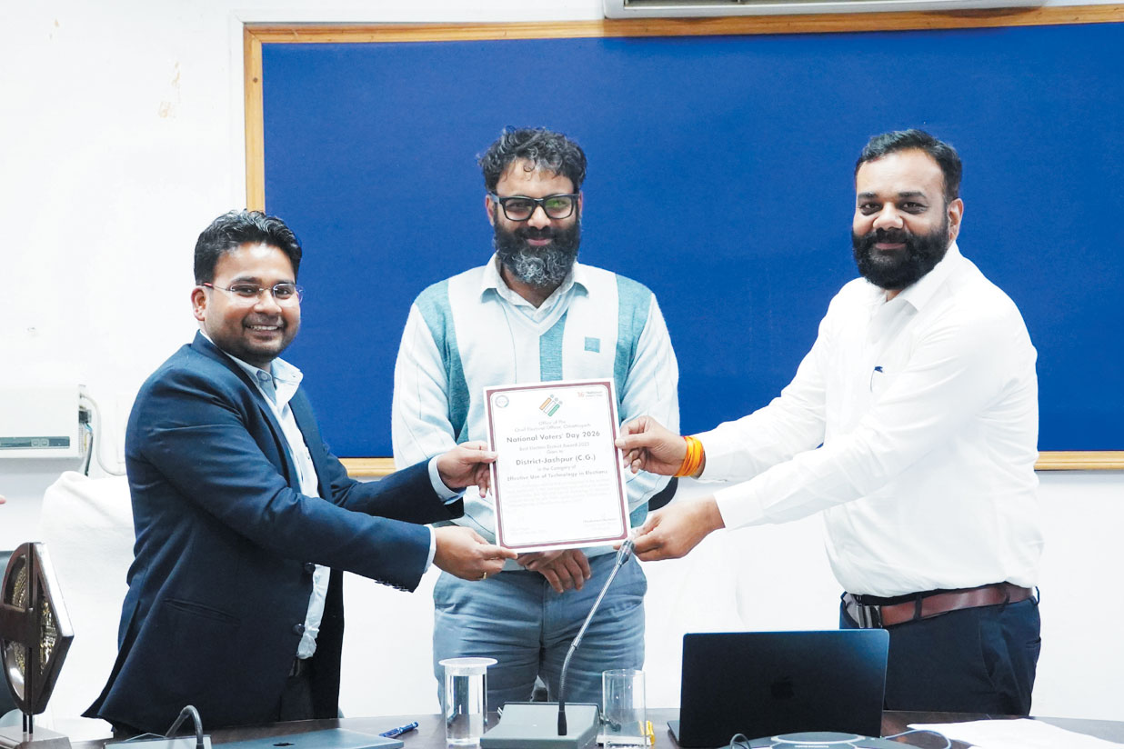 जशपुर बना श्रेष्ठ निर्वाचन जिला, राष्ट्रीय मतदाता दिवस पर सम्मानित