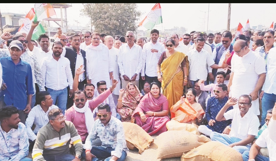 धान खरीदी सहित किसानों के मुद्दे पर कांग्रेसियों का चक्काजाम