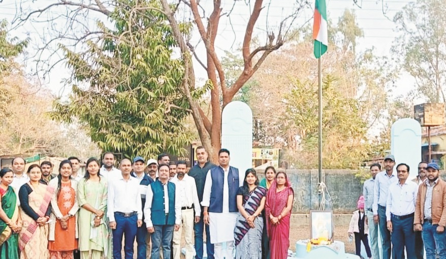 मगरलोड में जनपद अध्यक्ष ने फहराया तिरंगा