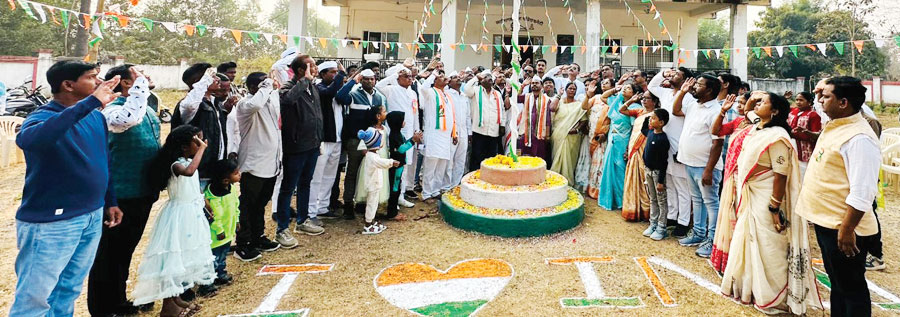 जिला कांग्रेस कार्यालय में ध्वजारोहण