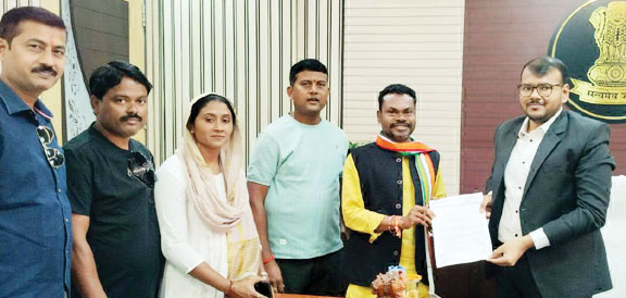 जिला कांग्रेस अध्यक्ष ने कलेक्टर को सौंपा ज्ञापन