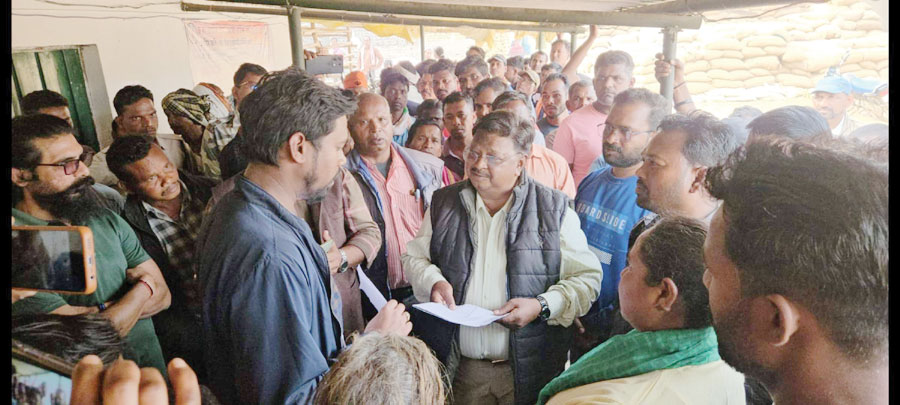 धान खरीदी में अव्यवस्था पर बवाल, किसानों ने उठाए सवाल