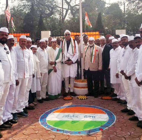 राजीव भवन में टी.एस. सिंहदेव ने फहराया तिरंगा, भाजपा सरकार को बताया विफल