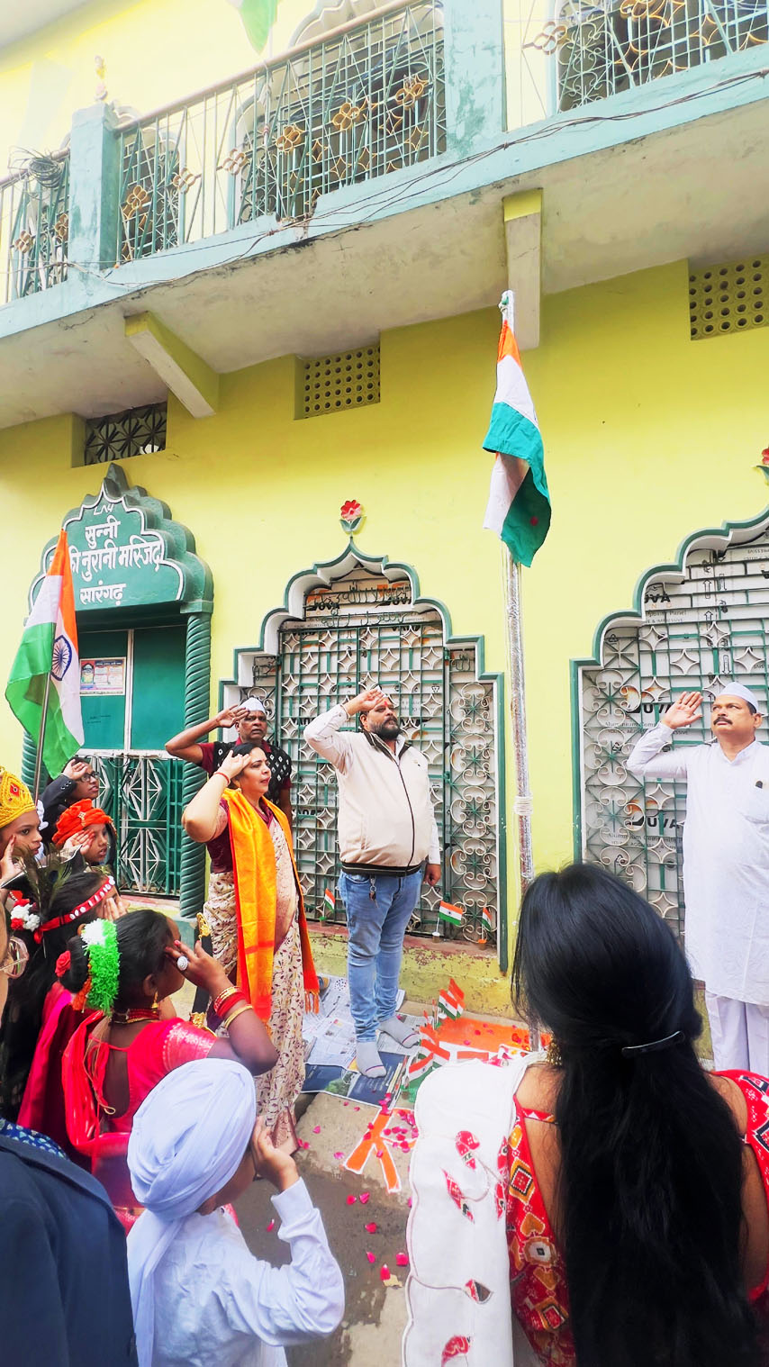 पार्षद अमित तिवारी ने तिरंगा फहराया