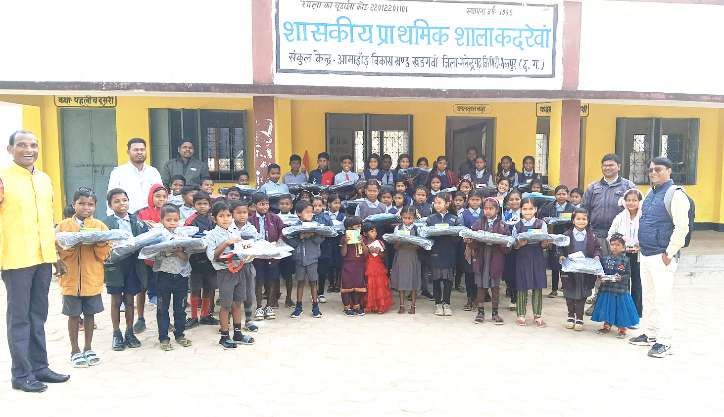 अंजन माइंस ने गणतंत्र दिवस पर चिरमिरी क्षेत्र में डेढ़ हजार से अधिक स्कूल बैग वितरित किए