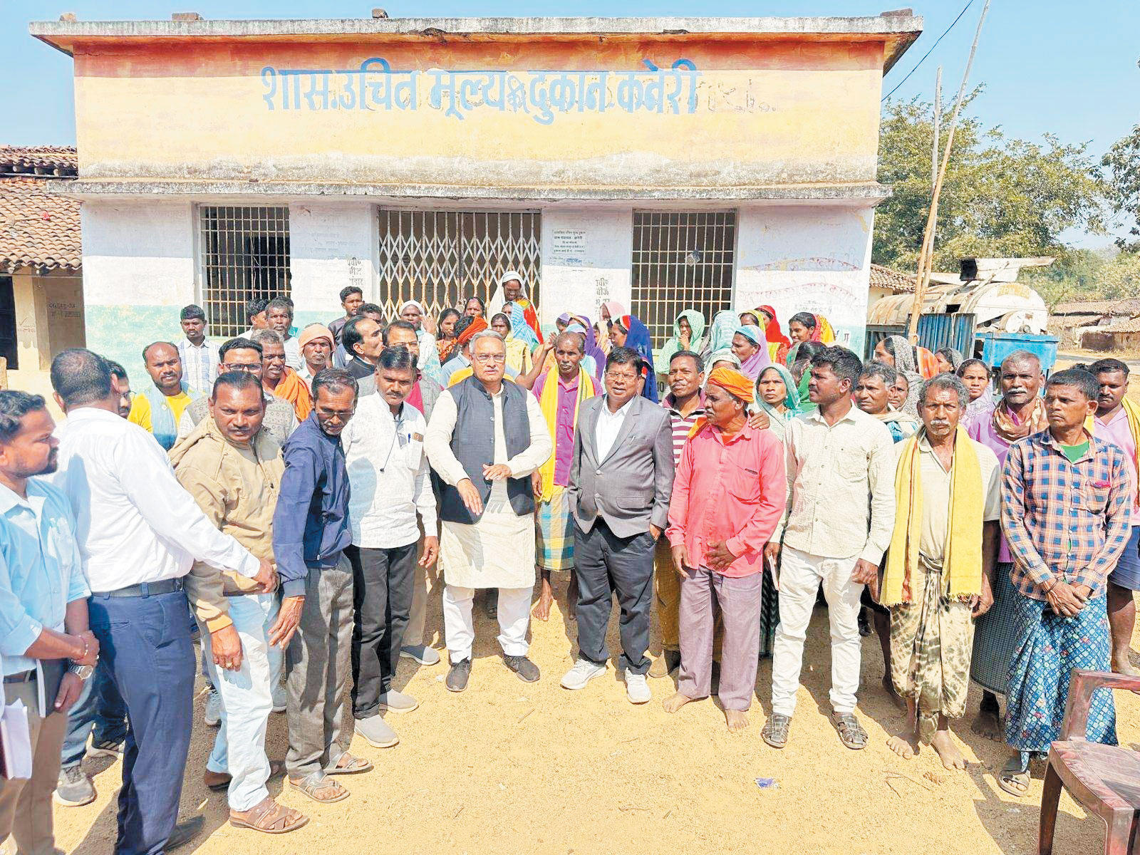 कनेरी राशन दुकान बंद मिलने पर सील, अनियमितता पर कार्रवाई