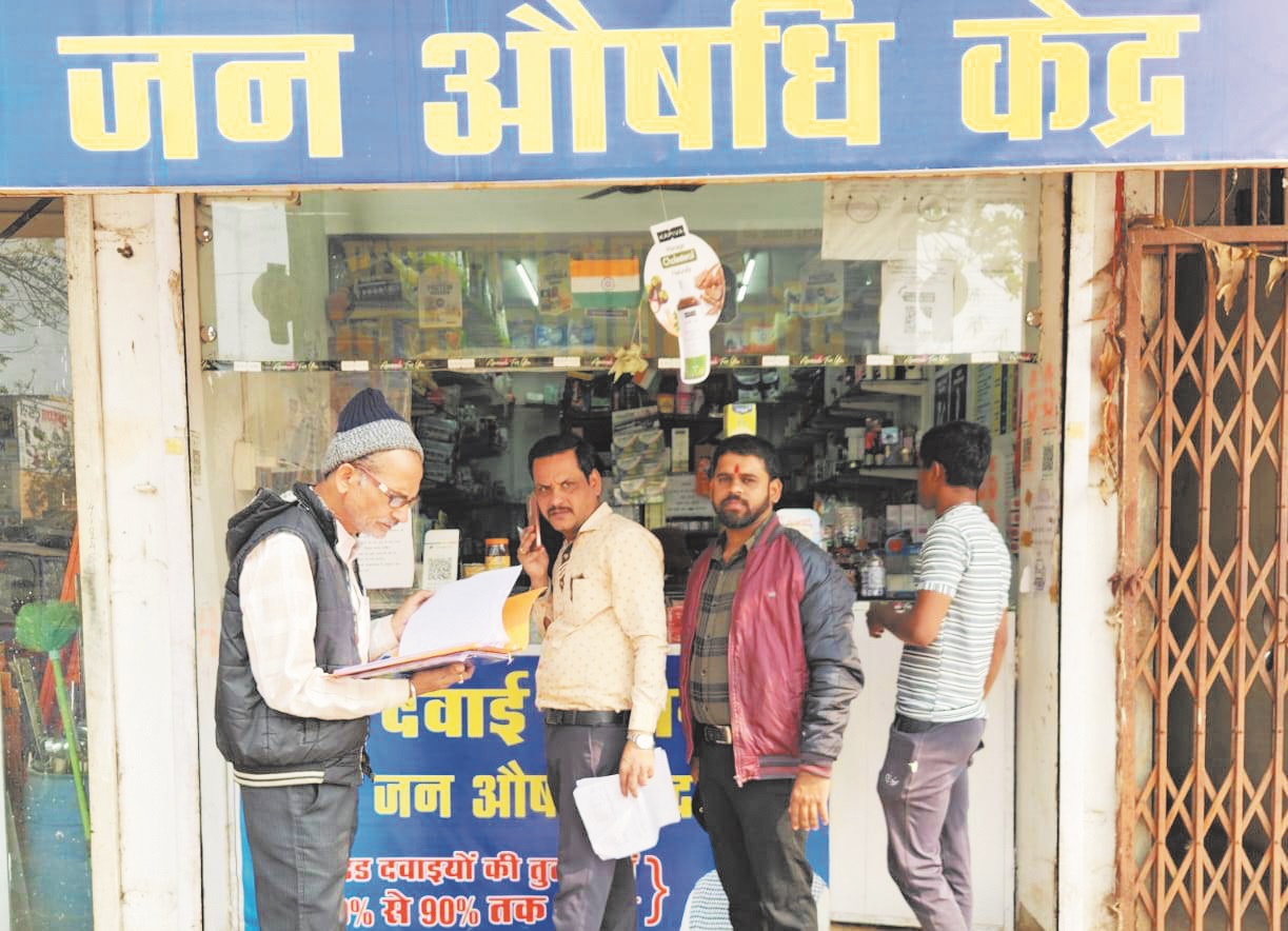 बकाया कर न चुकाने वालों पर निगम सख्त, कुर्की दल ने की 2 लाख से अधिक की वसूली