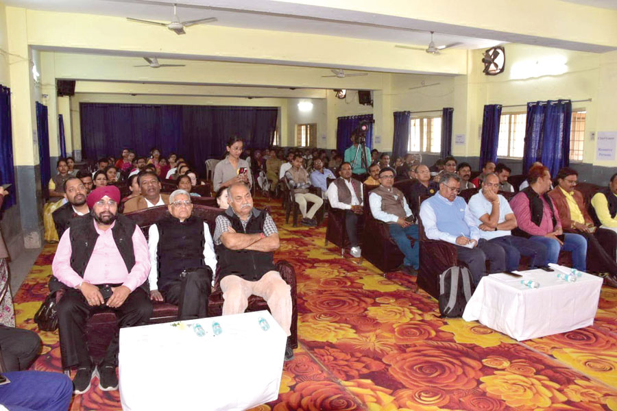 किसानों की उपेक्षा शोषण के खिलाफ आप  का धरना प्रदर्शन