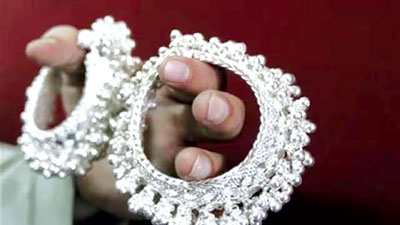 चांदी 10 दिन में 4 लाख पार, सोना भी दो लाख की ओर