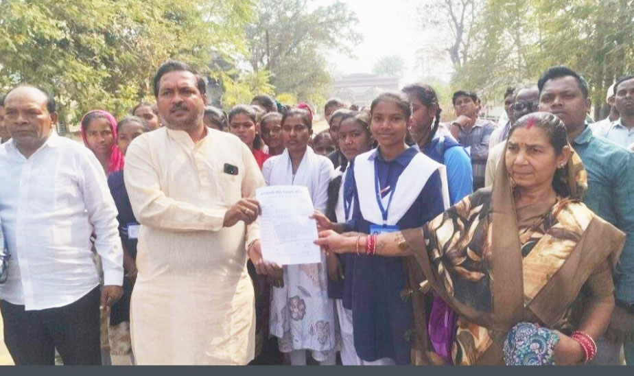 ग्रामीणों संग एसपी दफ्तर पहुंचीं स्कूली बच्चियां, कहा-असामाजिक तत्व रास्ते में हमारी दुपट्टा खींंचते हैं...