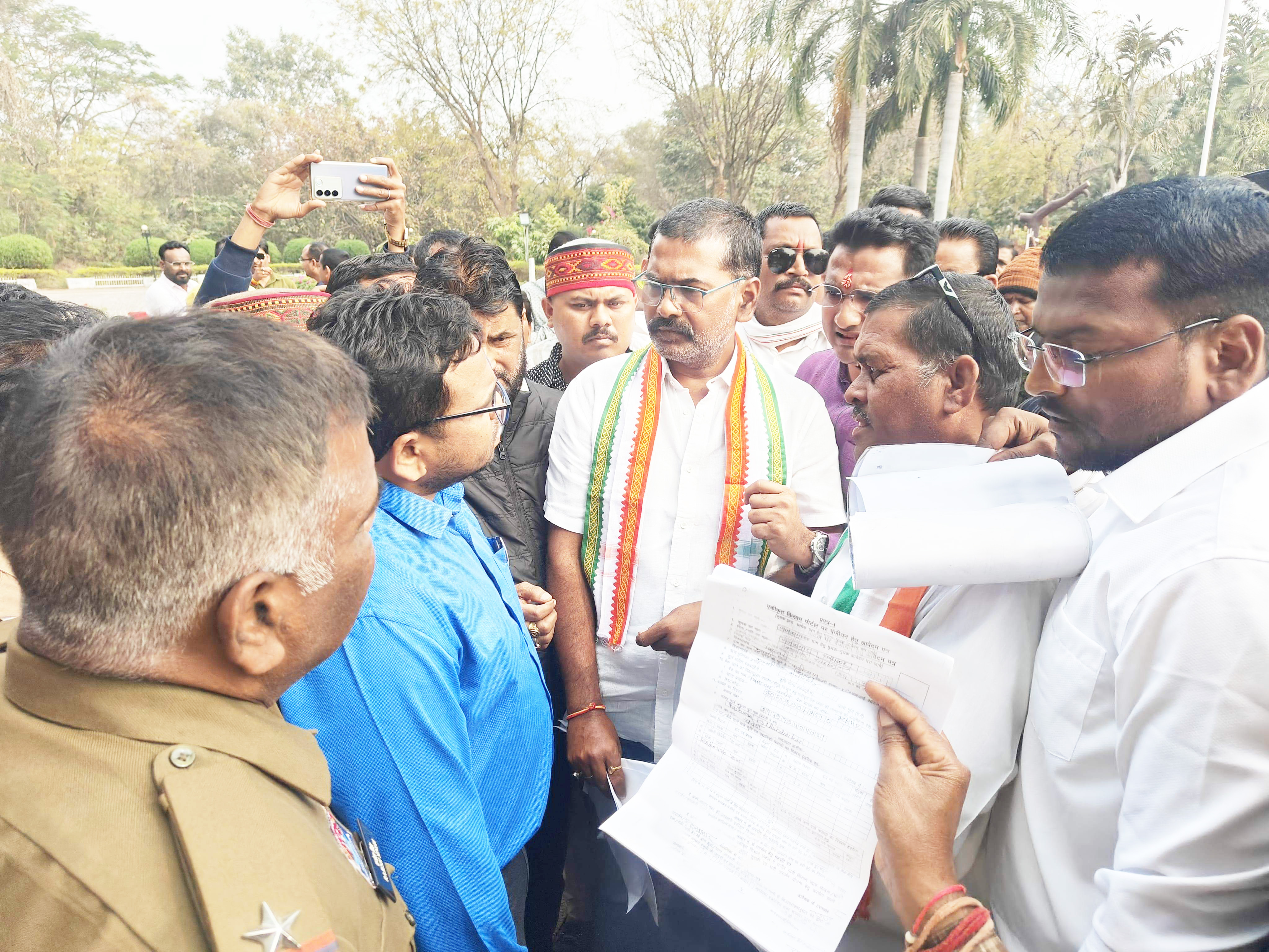  धान खरीदी में अव्यवस्था, कांग्रेस का कलेक्टोरेट घेराव, तिथि बढ़ाने की मांग