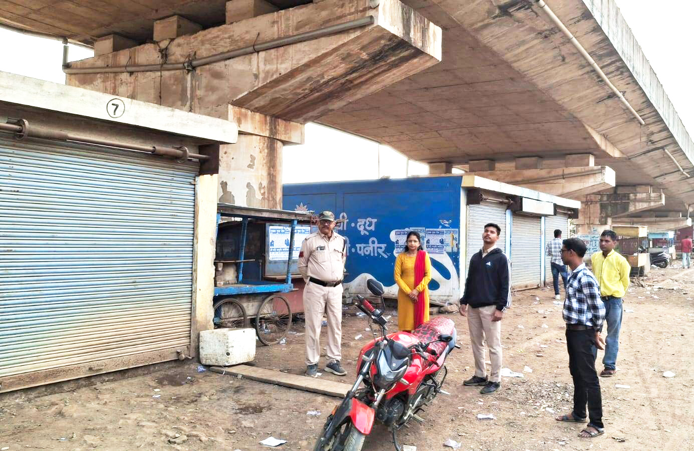 अवैध चखना सेंटर को हटाया