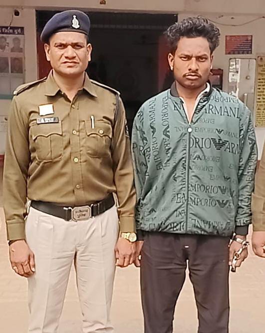 वर्दी में शराब सेवन और सार्वजनिक अभद्रता, सिपाही बर्खास्त