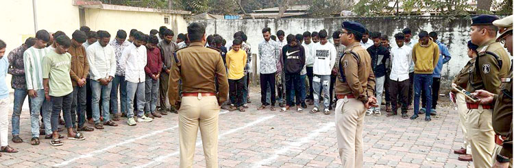 पांच थानों के 72 चाकूबाजों हिस्ट्रीशीटरों की परेड, पुलिस ने कहा-हाथ-पैर नहीं दिखेंगे