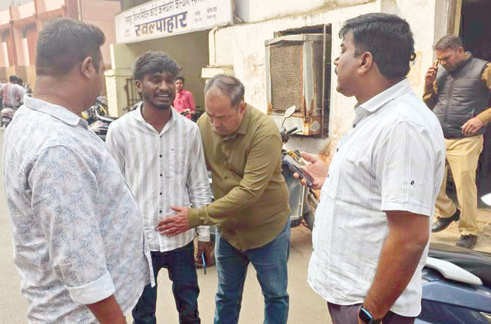 पुलिस ने कोर्ट परिसर में चलाया चेकिंग अभियान