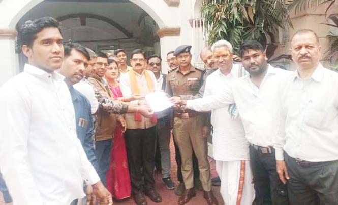 बाबा पर टिप्पणी, साहू समाज ने एसपी को सौंपा ज्ञापन