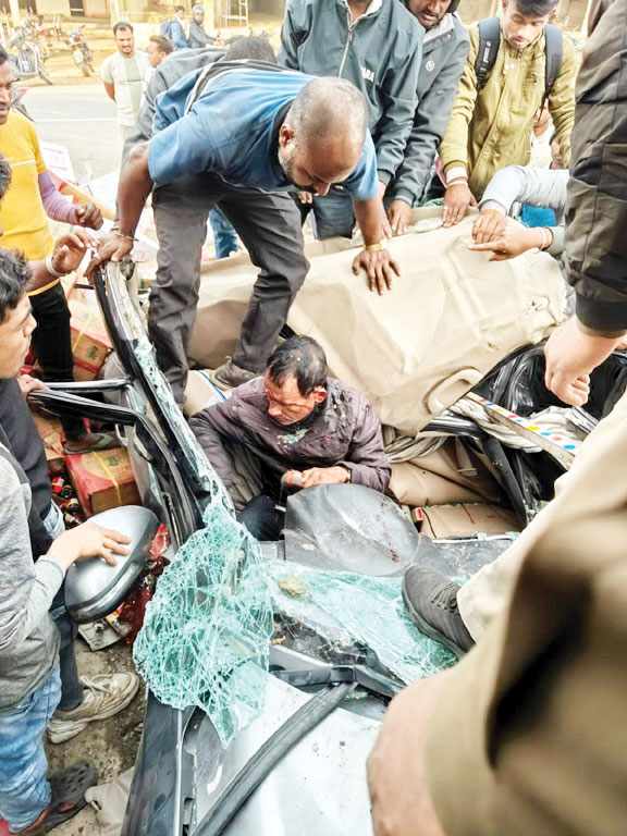 किराना सामान लोड पिकअप कार पर पलटी