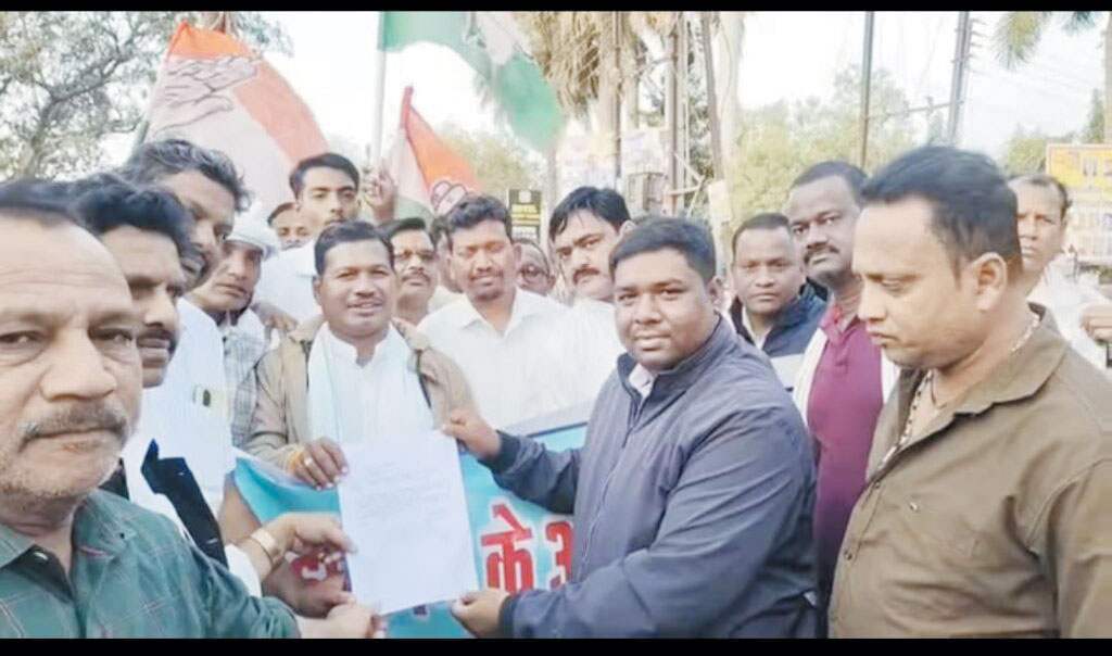 मनरेगा पर हमला और धान खरीदी में देरी के खिलाफ सडक़ पर उतरी कांग्रेस