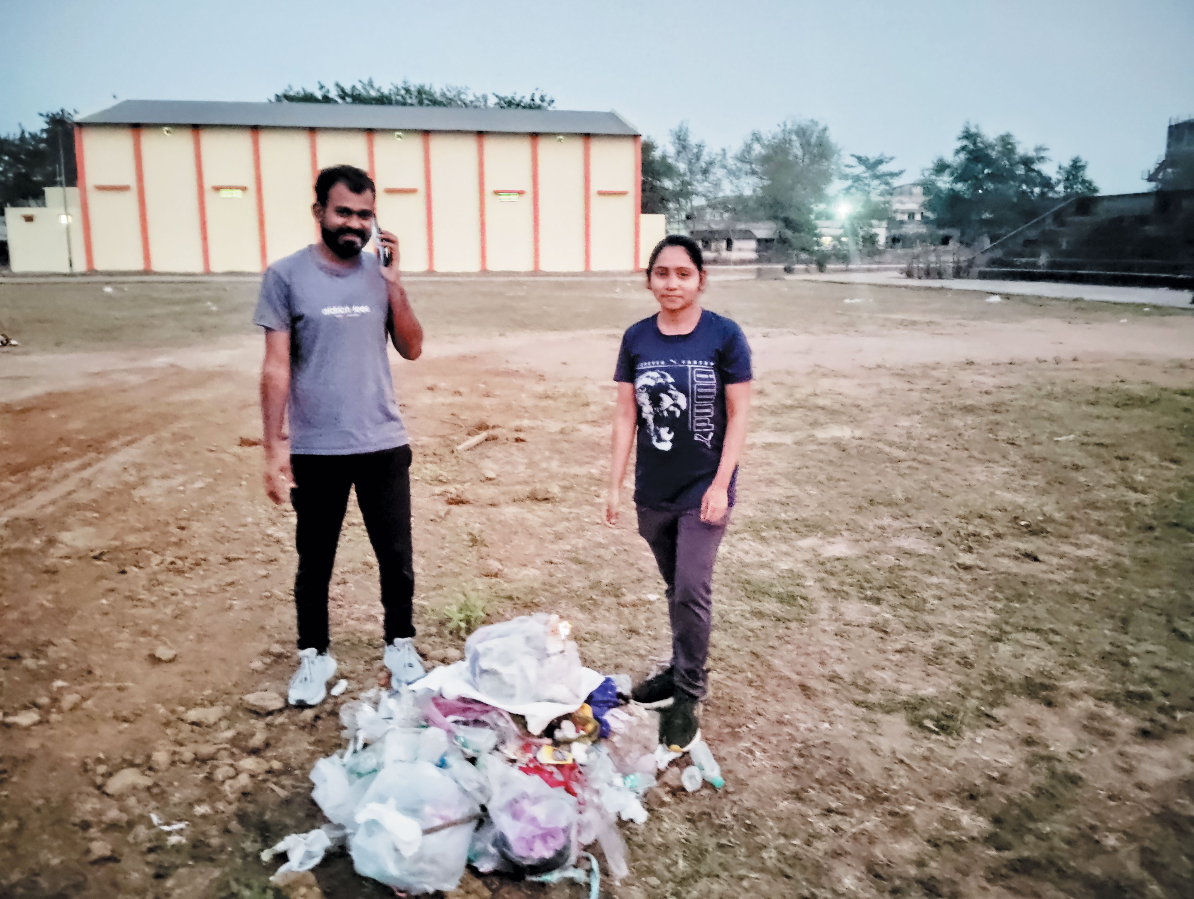 बड़े आयोजन के बाद मैदान कचरे से पटा, प्रशासन मौन