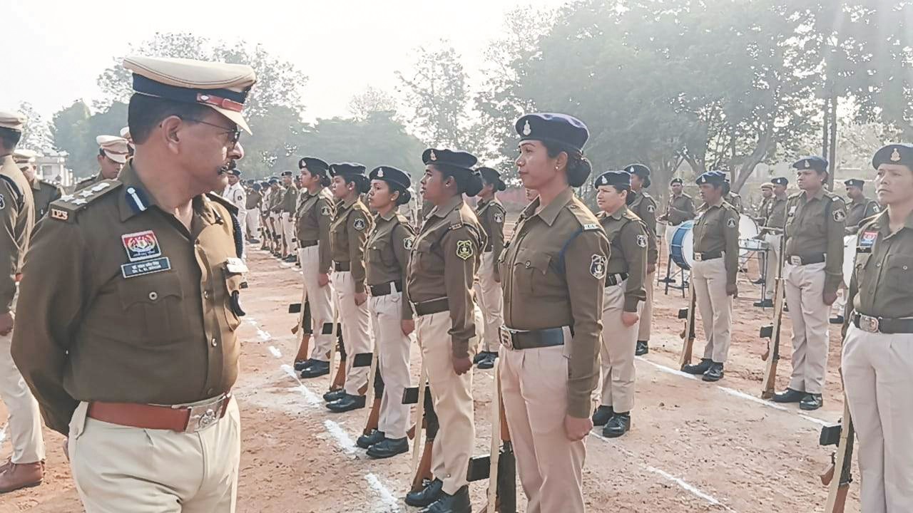 डीआईजी ने रक्षित केंद्र जशपुर का किया वार्षिक निरीक्षण, परेड की ली सलामी