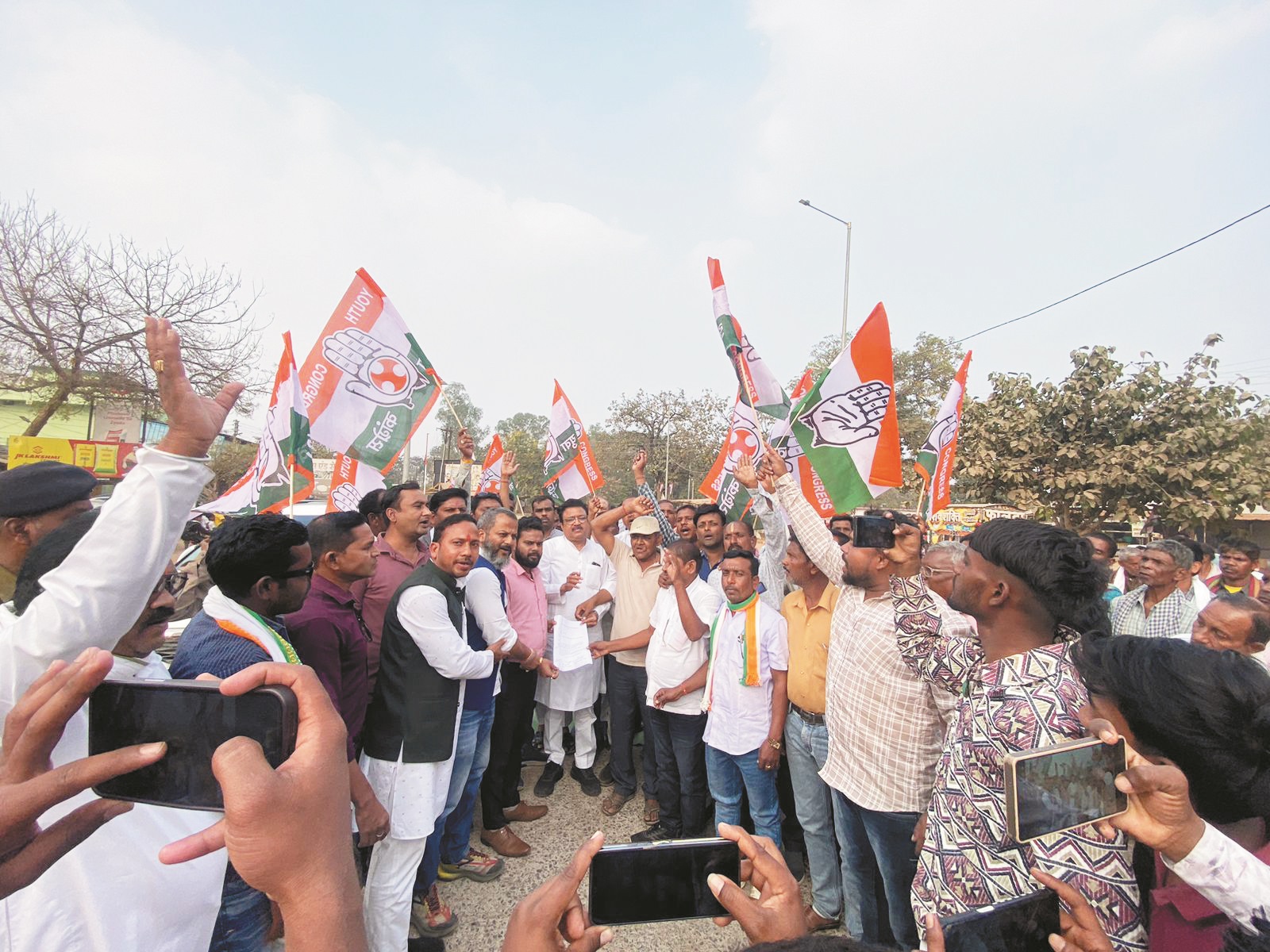 कोमाखान में कांग्रेस का धरना-चक्काजाम