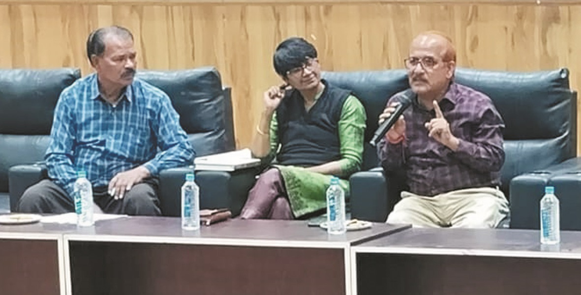 शिक्षा अधिकारी ने ली प्रधान पाठकों की बैठक, स्कूलों का किया निरीक्षण