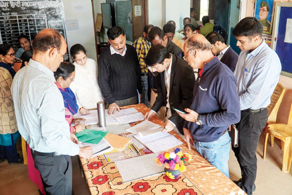 बस्तर कलेक्टर ने किया  विद्यालय का निरीक्षण