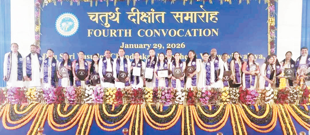 दीक्षांत समारोह में राज्यपाल के हाथों महासमुंद के पशु चिकित्सक सम्मानित