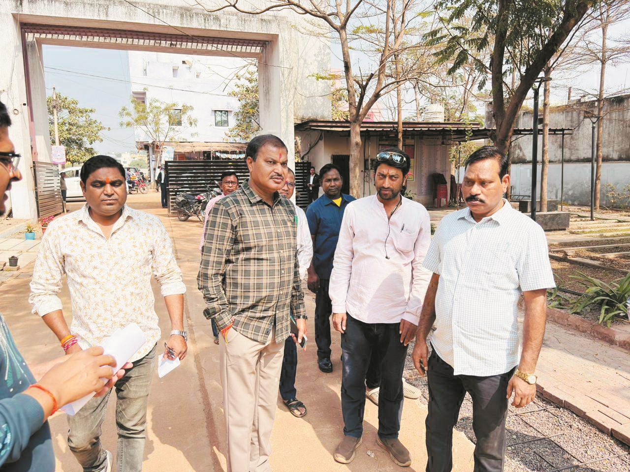 महापौर ने वार्डों में सफाई और निर्माणाधीन कार्यों का किया निरीक्षण