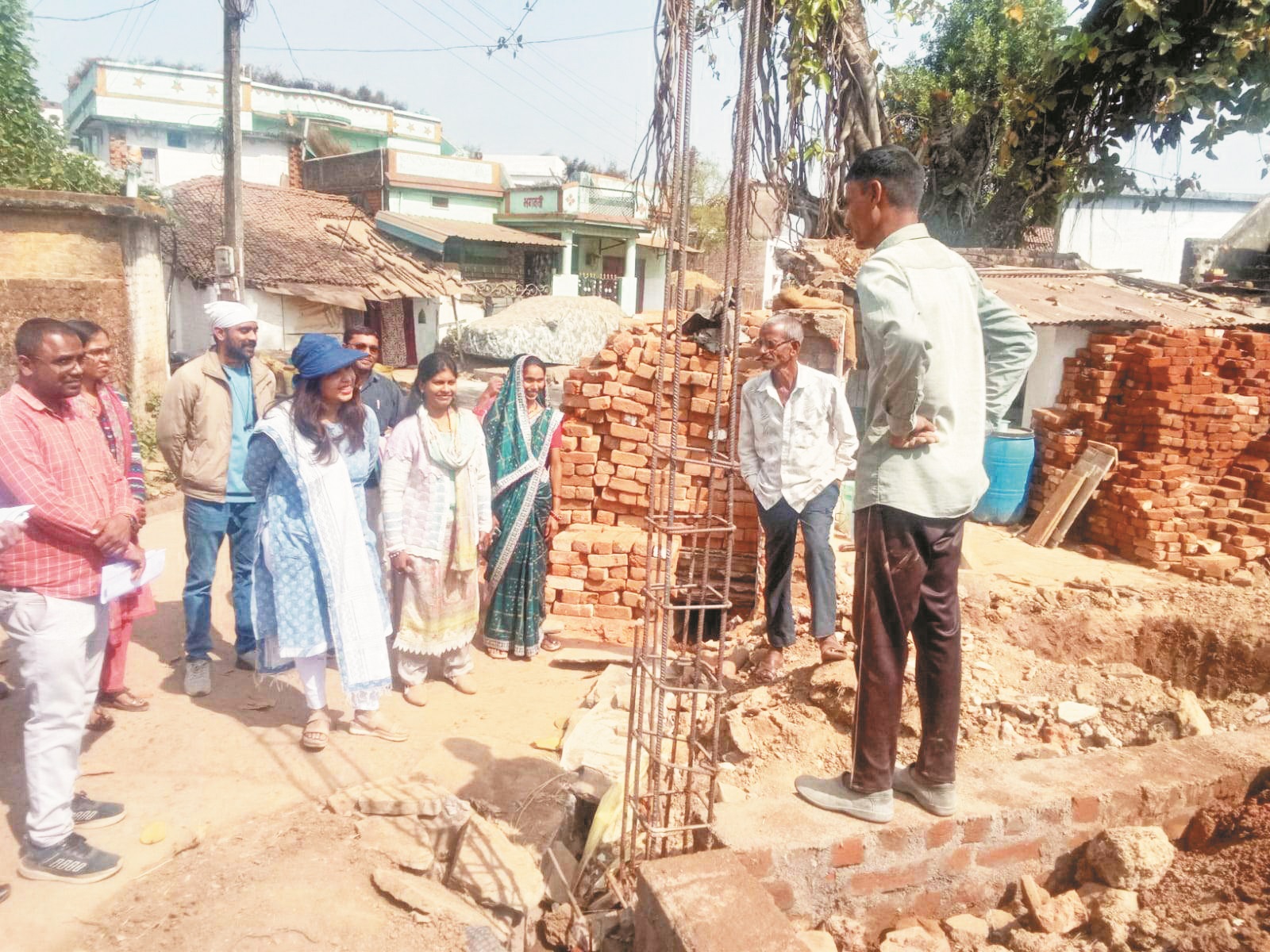 जिपं सीईओ ने किया लंबित व निर्माणाधीन आवासों का निरीक्षण