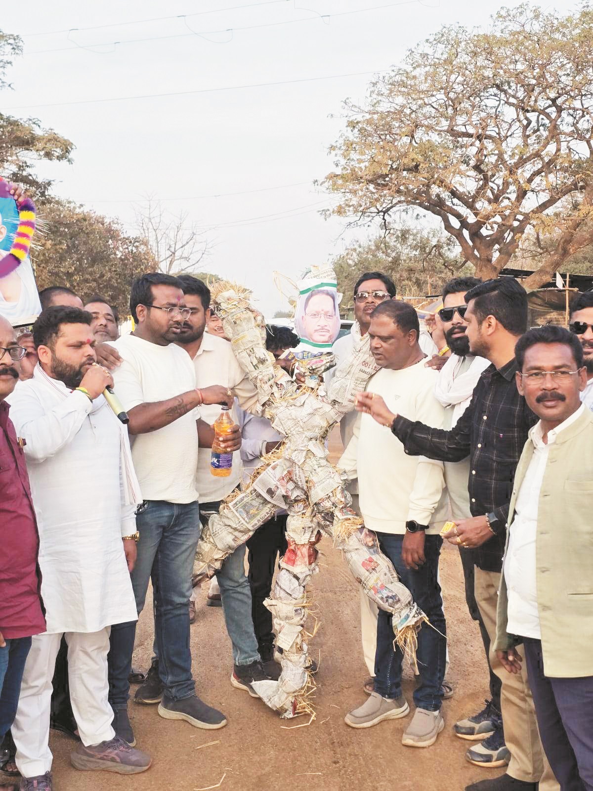 गांधी पुण्यतिथि पर शराब दुकान खोलने का विरोध, कांग्रेस ने फूं का पुतला