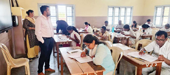 बस्तर: कड़ी जांच के बाद शिक्षक बनने 11 हजार से अधिक ने दी परीक्षा