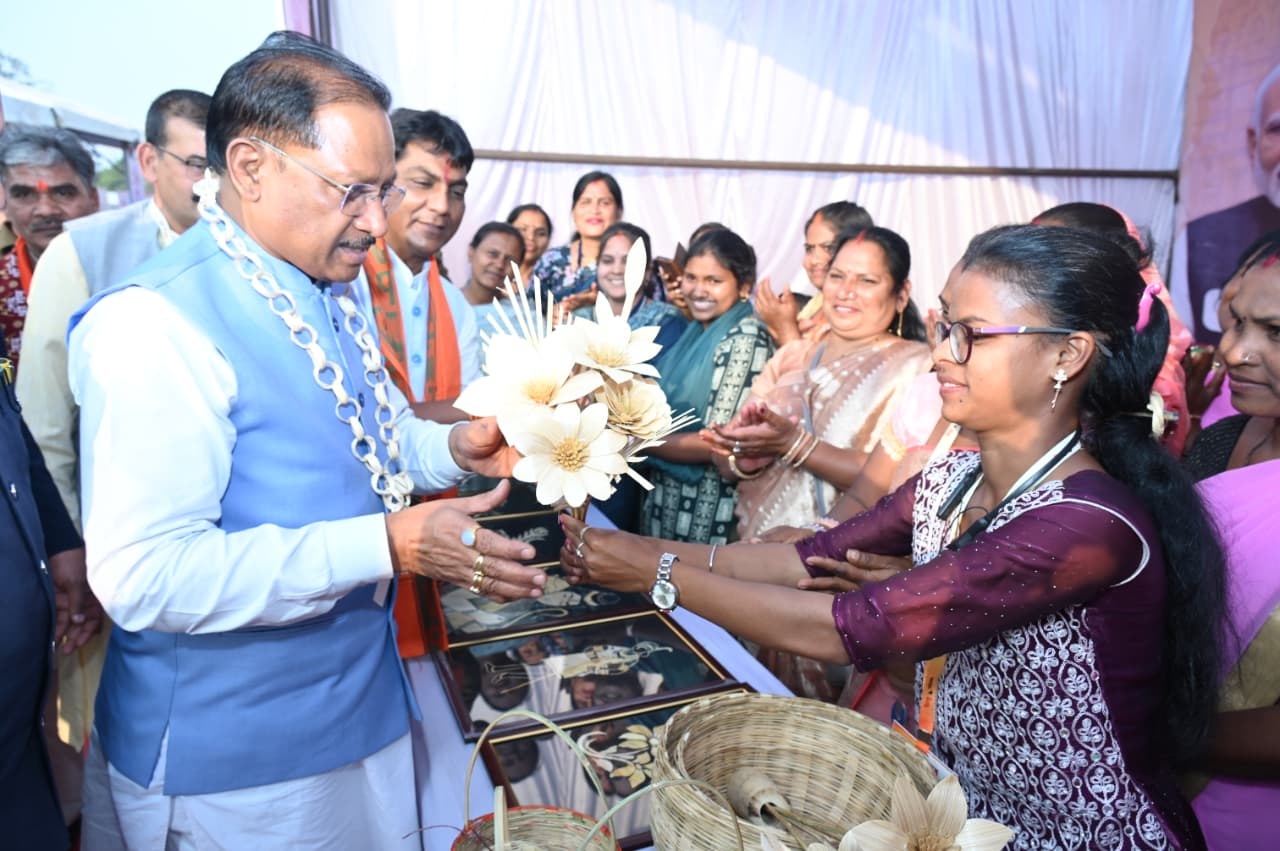 सिरपुर महोत्सव: सीएम ने किया स्टॉलों का निरीक्षण