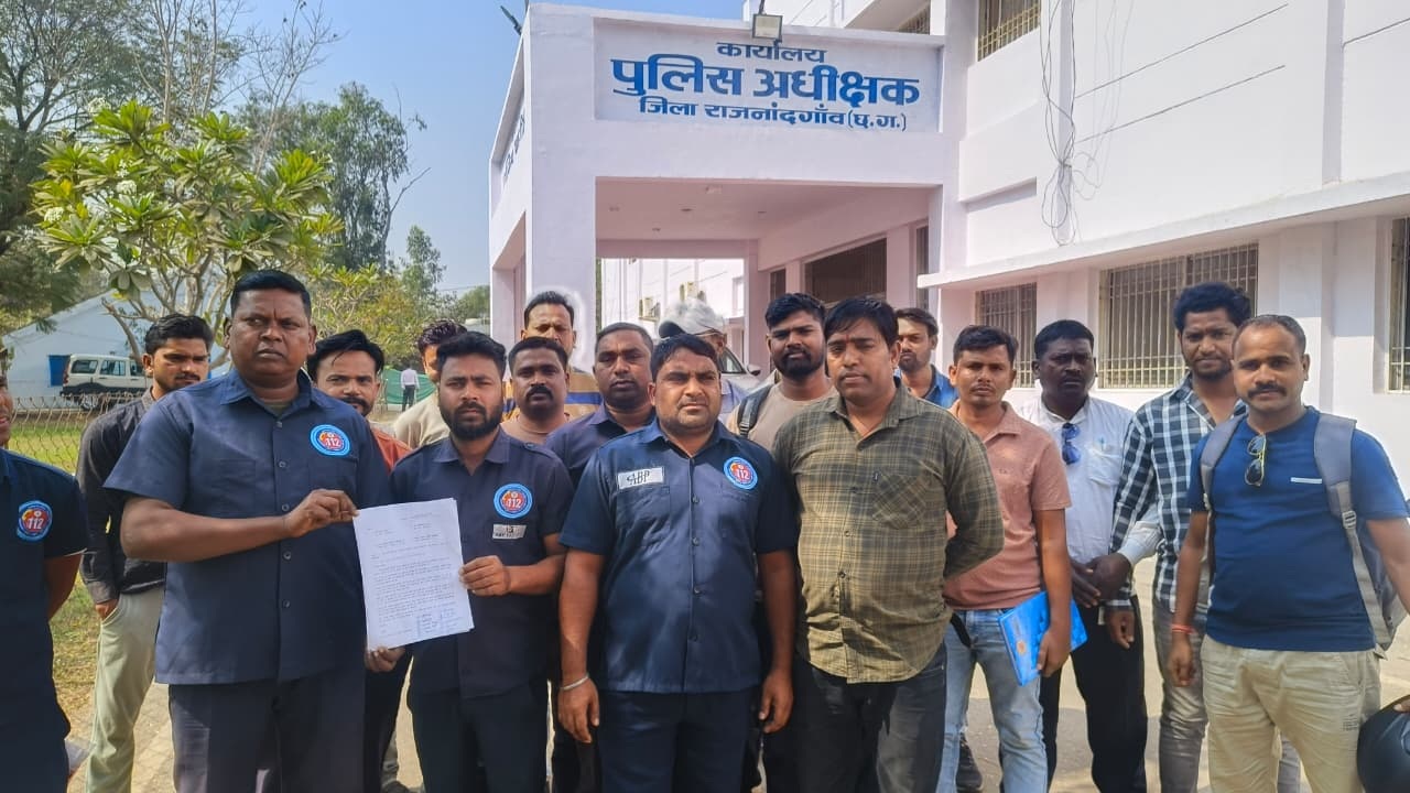 डायल-112 के चालकों ने वेतन समेत अन्य मामलों के हल के लिए एसपी को सौंपा ज्ञापन