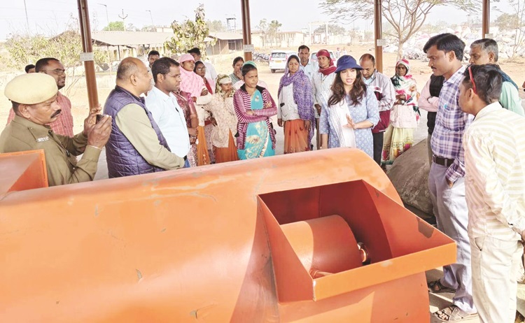 जिपं सीईओ ने की प्लास्टिक वेस्ट मैनेजमेंट यूनिट का निरीक्षण