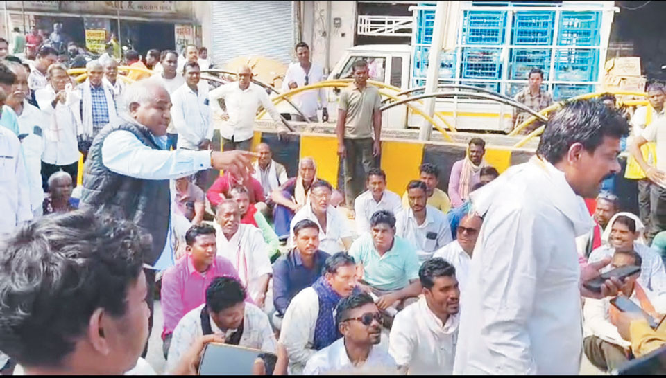 किसानों का तहसील दफ्तर के बाहर धरना, धान खरीदी की मांग