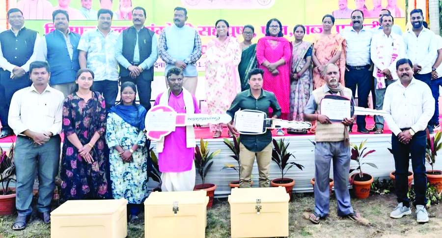  मछली विक्रेताओं को मिली बाइक सह आइस बॉक्स