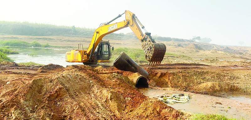 अवैध खुदाई-परिवहन: 5 हाईवा, 2 टिप्पर और एक पोकलेन मशीन जब्त