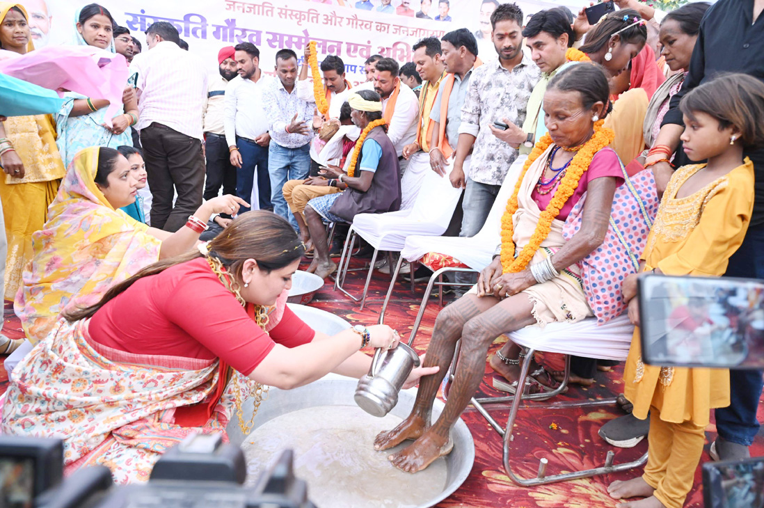 64 आदिवासी परिवार ने की घर वापसी, पंडरिया विधायक ने पैर पखारकर किया अभिनंदन