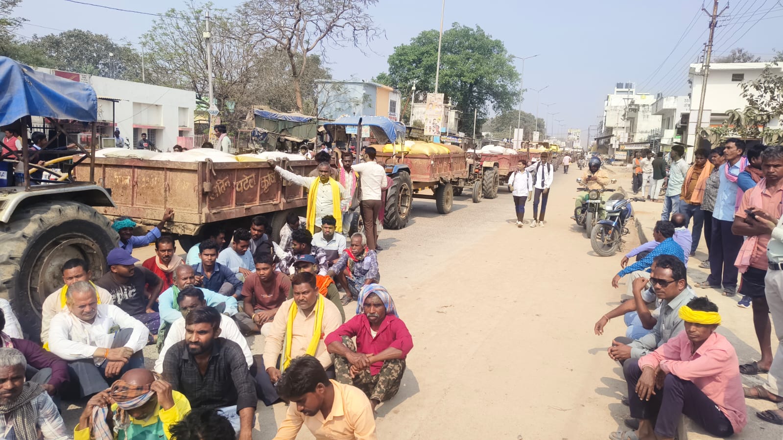 टोकन नहीं कटने से नाराज किसानों का चक्काजाम