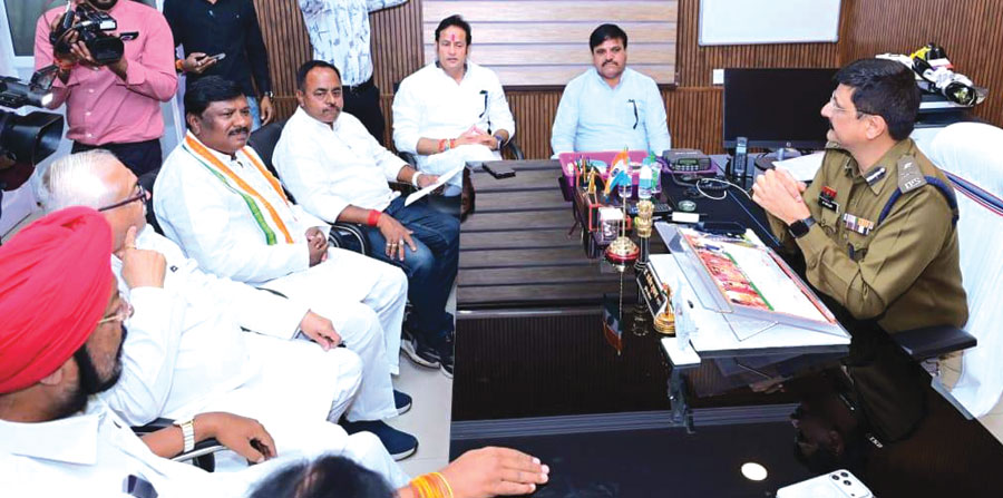 पुलिस कमिश्नर से मिले कांग्रेसी, शहर की कानून व्यवस्था कड़ी करने सौंपा ज्ञापन