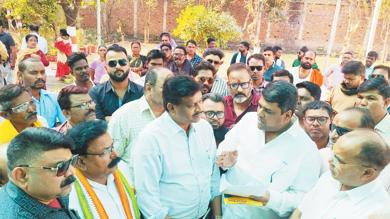 नगर निगम सफाई कर्मियों के वेतन और अन्य समस्याओं को लेकर प्रशासन को ज्ञापन