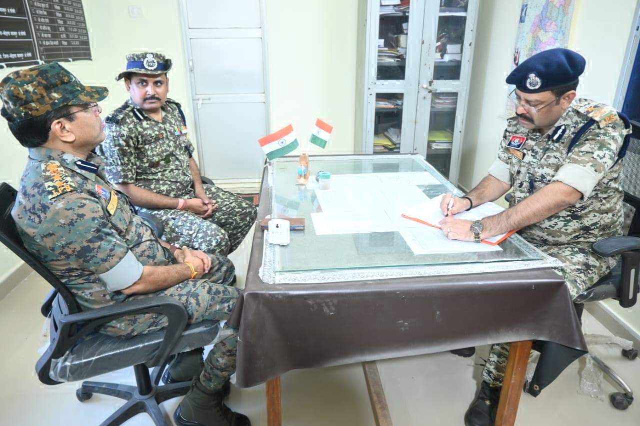 नांदगांव के नए आईजी से रोड कनेक्टिविटी, शुद्ध पेयजल और बिजली की समस्या पर चर्चा