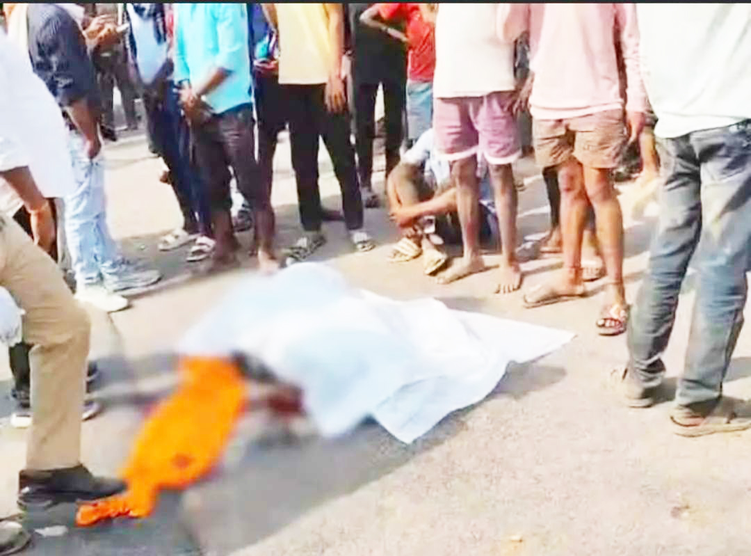सडक़ हादसे में युवक की मौत, सडक़   पर लाश रख चक्काजाम