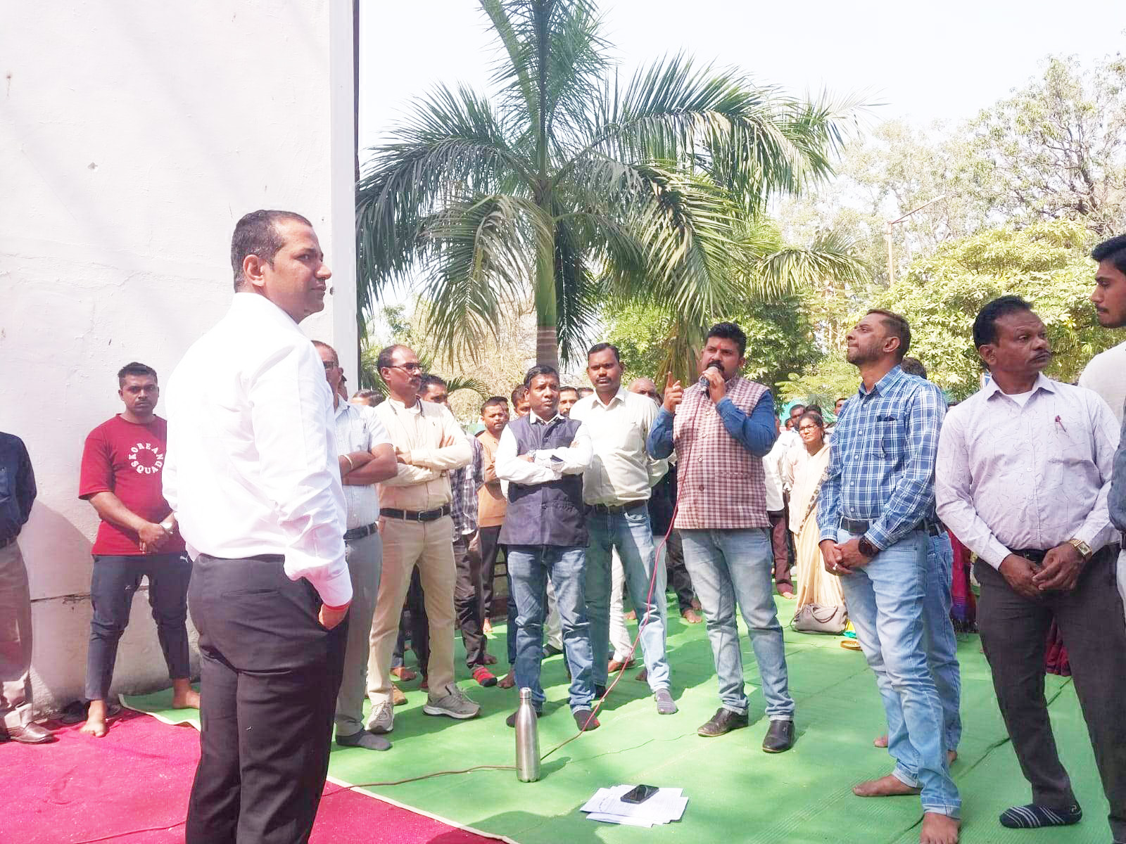 अफसरों के विरोध में कर्मचारी संघ की बेमुद्दत हड़ताल शुरू