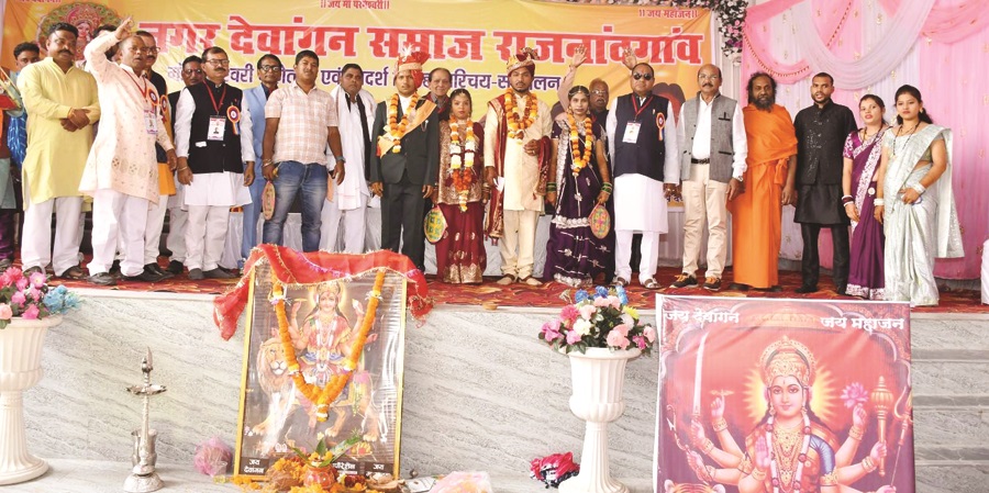 सामूहिक विवाह में समाज बना घराती  नवविवाहित जोड़ों को दिए उपहार