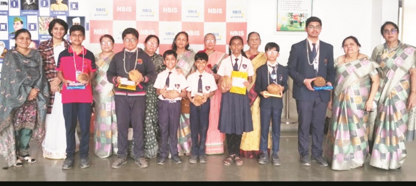 टॉपर बच्चों का महिला मंडल ने किया सम्मान